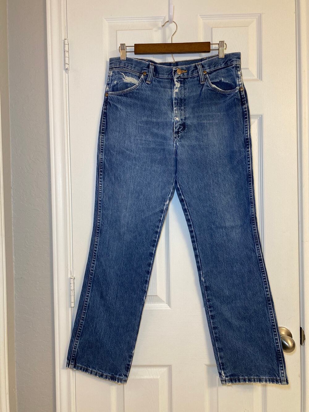 Vintage Wrangler Slim Cowboy Cut Jeans 33x30 Natural  Distressed Western Blue⁠